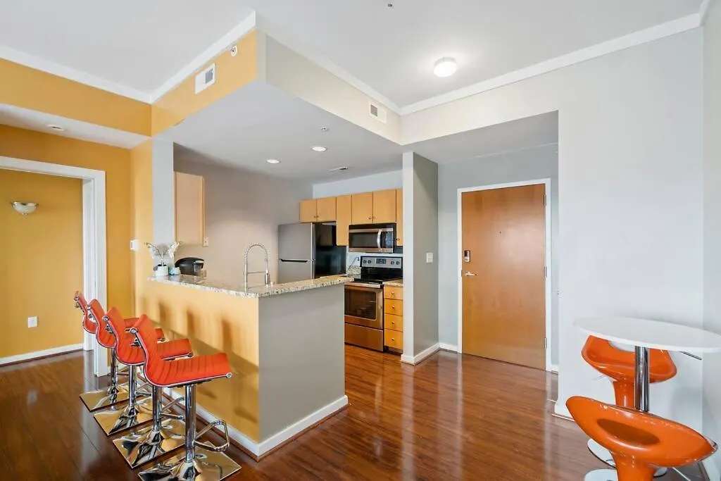 Cozy Condo @ Charlotte Nc! W/Pool- Walk To Uptown