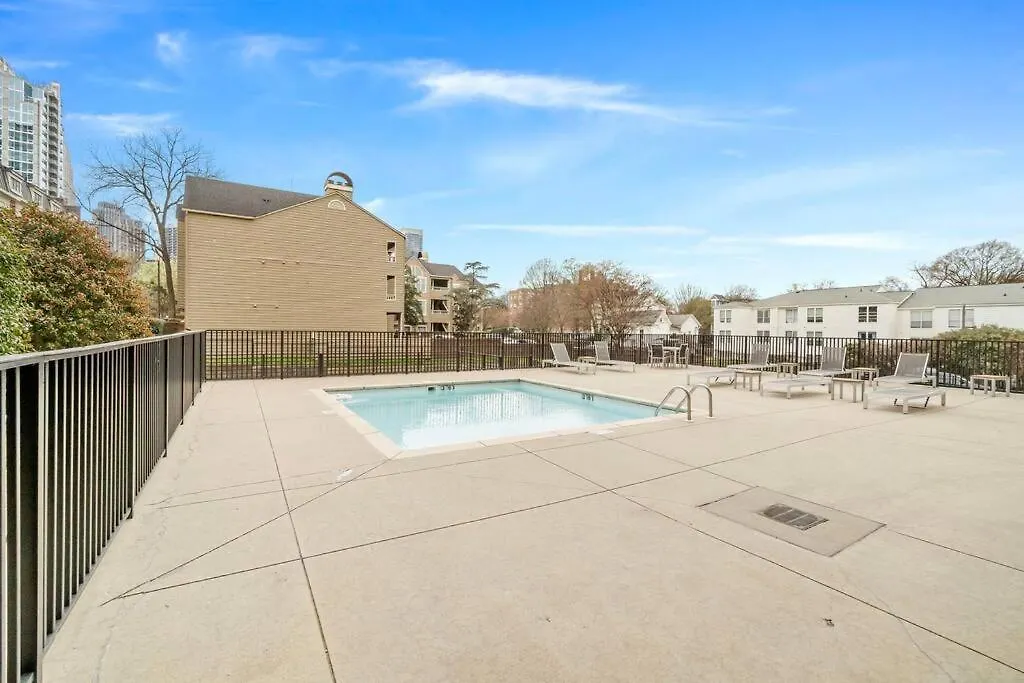 Cozy Condo @ Charlotte Nc! W/Pool- Walk To Uptown