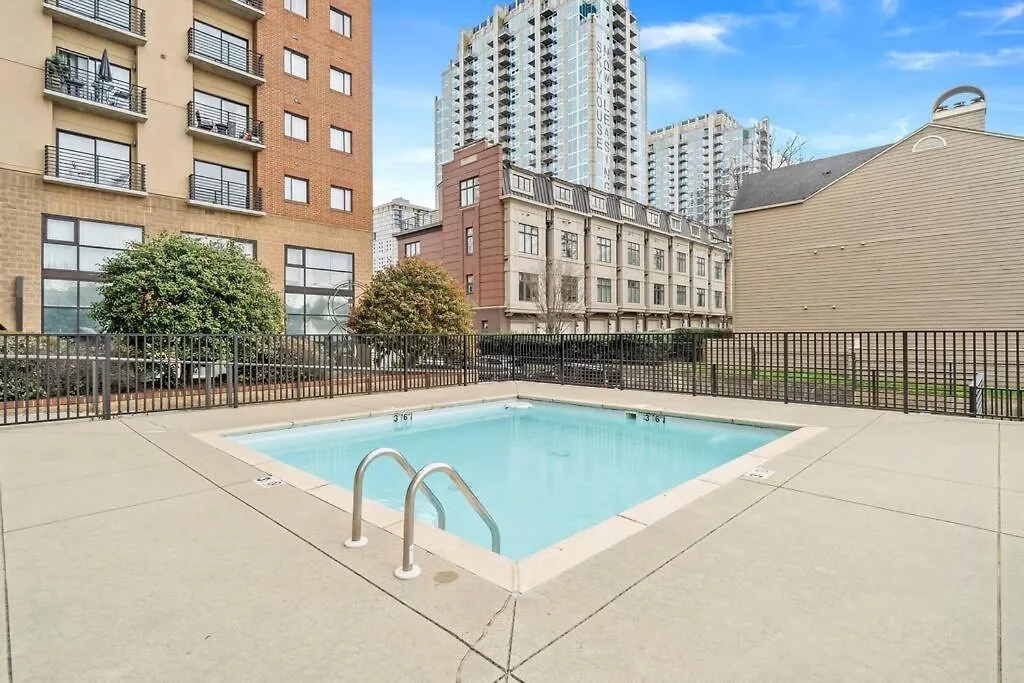 Cozy Condo @ Charlotte Nc! W/Pool- Walk To Uptown