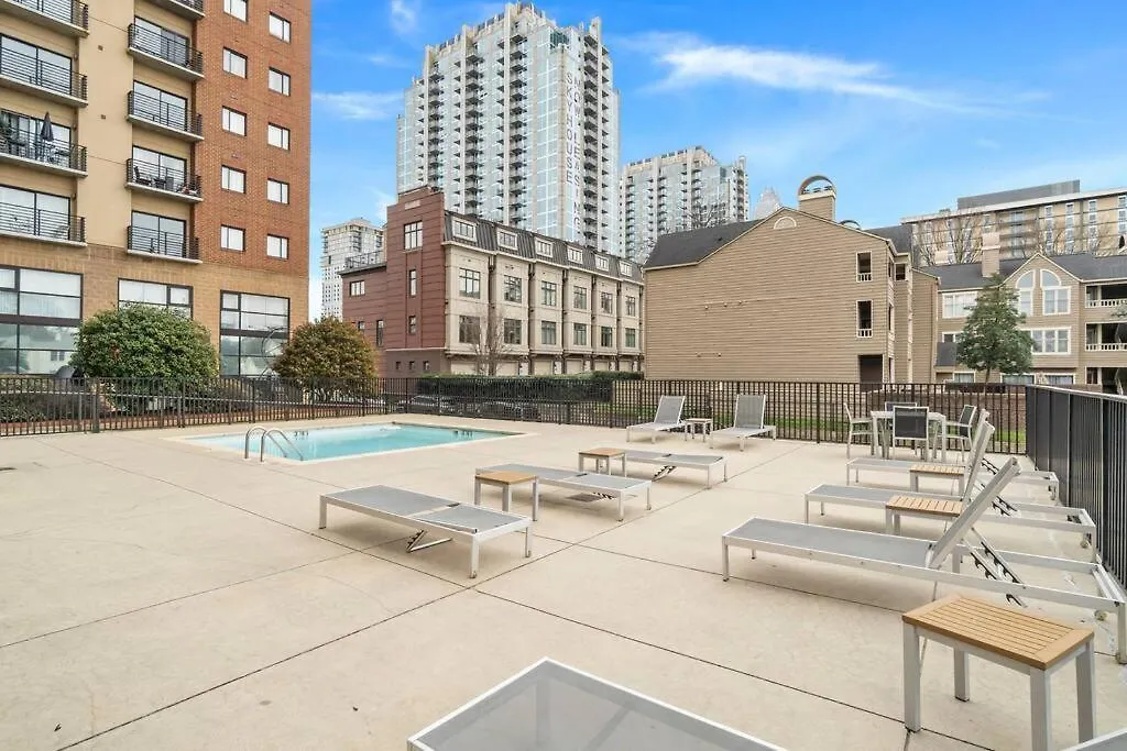 Cozy Condo @ Charlotte Nc! W/Pool- Walk To Uptown