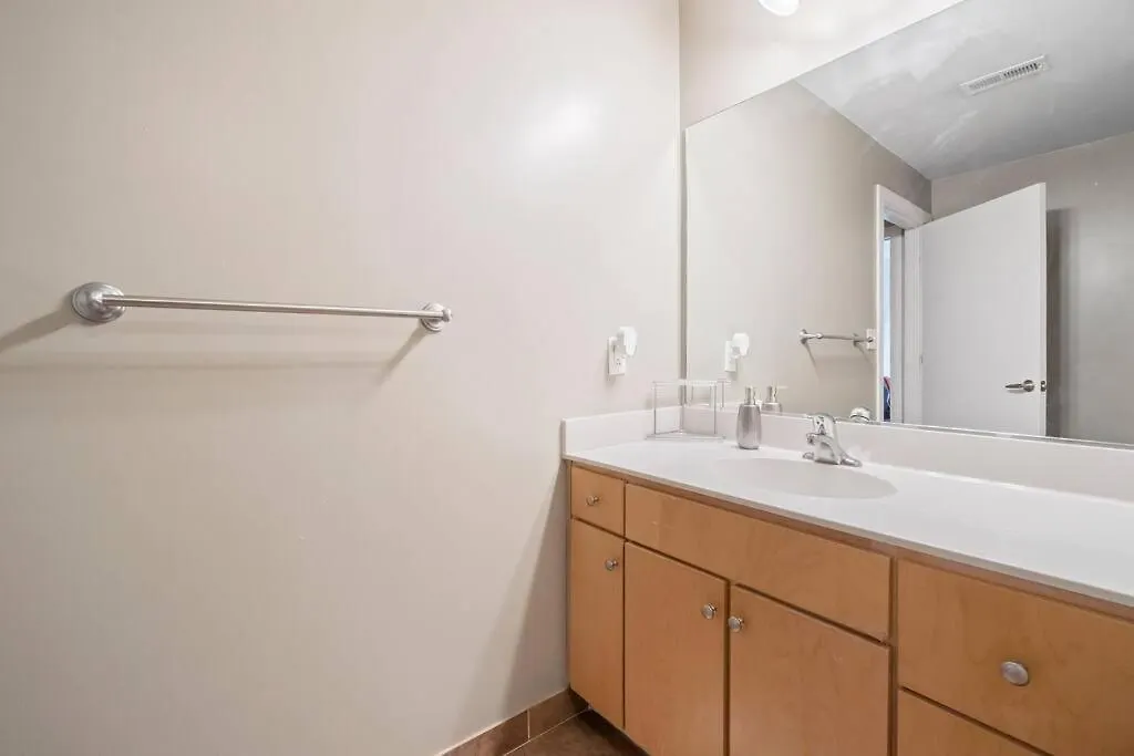 Cozy Condo @ Charlotte Nc! W/Pool- Walk To Uptown USA